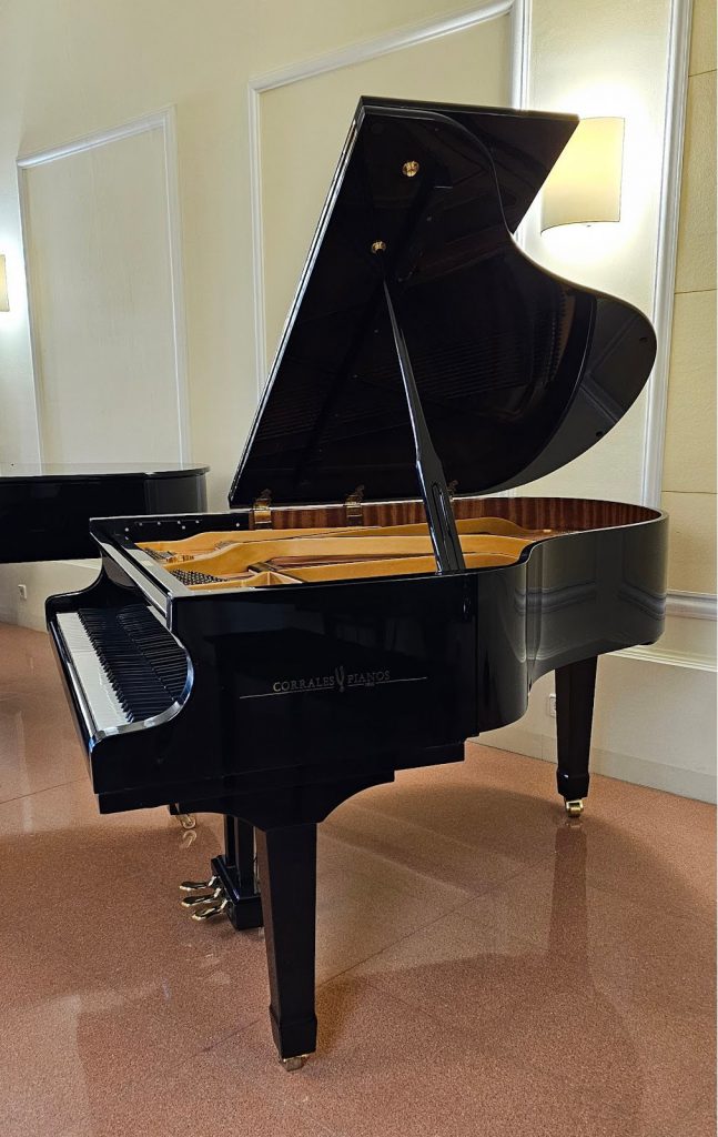 Piano de cua d'ocasió Tadashi color negre brillant