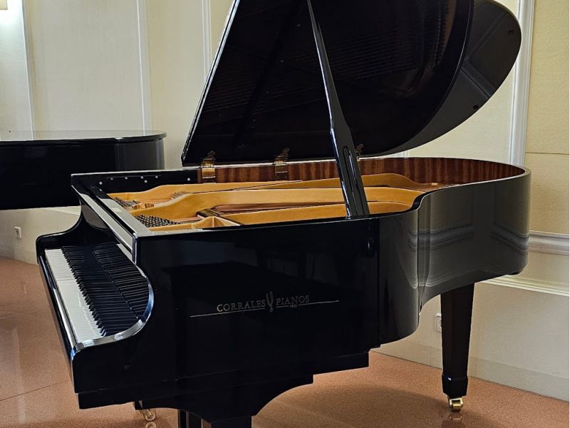 Piano de cua d'ocasió Tadashi color negre brillant