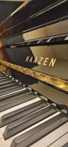 Detall piano vertical ocasió Haazen acabat negre polit