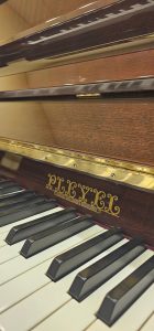 Detall piano vertical ocasió Pleyel acabat caoba
