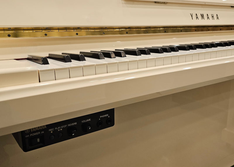 Detall sistema Silent piano vertical ocasió Yamaha B2 acabat blanc polit