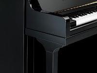 Imagen parcial detalle del teclado de un piano vertical YAMAHA