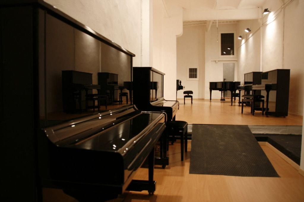 Exposició i lloguer pianos verticals de paret