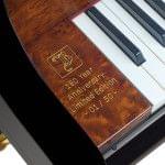 Imagen piano de cola BÖSENDORFER edición limitada 180 aniversario detalle grabado placa