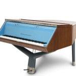 Imagen piano de cola BÖSENDORFER modelo diseño Brussel con banqueta cerrado