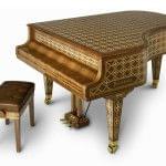 Imagen piano de cola BÖSENDORFER modelo diseño Marquis con banqueta cerrado