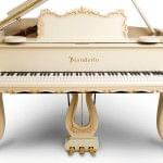 Imagen piano de cola BÖSENDORFER modelo especial Baroque con banqueta color marfil satinado vista frontal