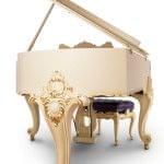 Imagen piano de cola BÖSENDORFER modelo especial Baroque con banqueta color marfil satinado vista posterior