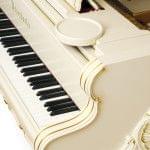 Imagen piano de cola BÖSENDORFER modelo especial Baroque con banqueta detalle teclado