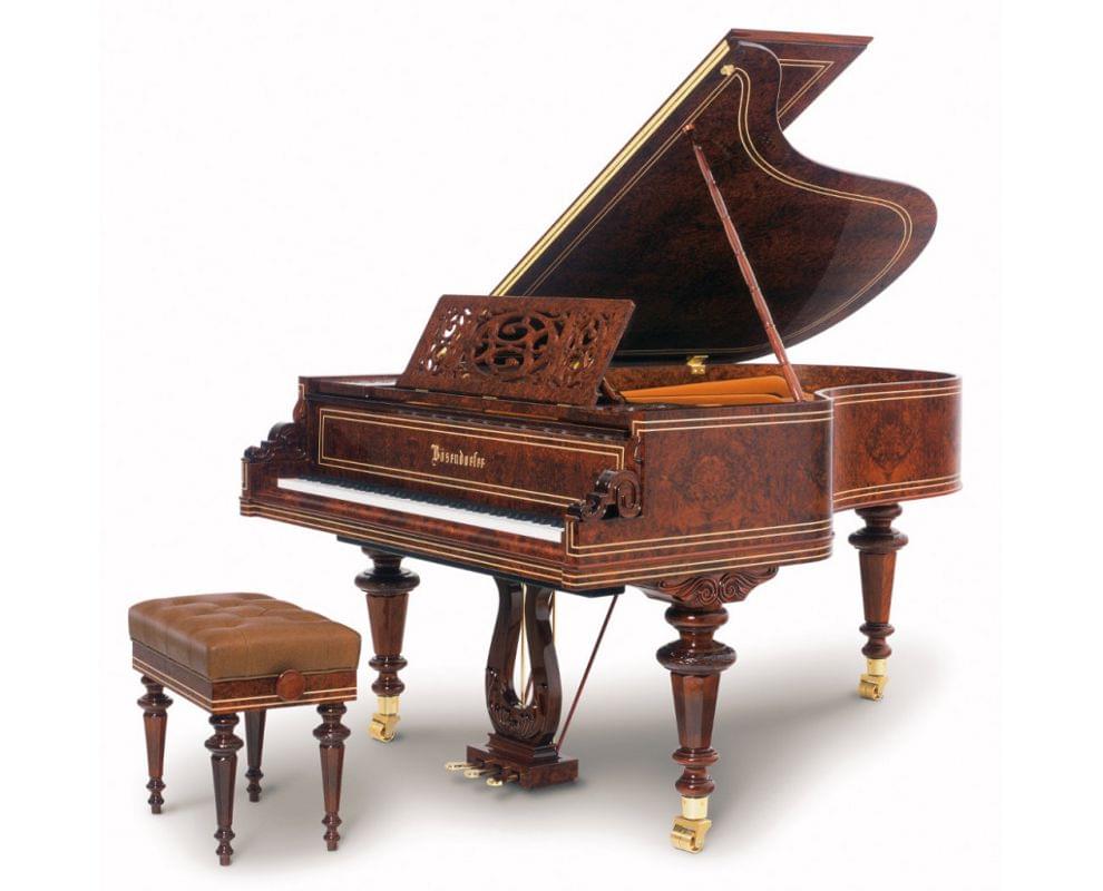 Imagen piano de cola BÖSENDORFER modelo especial Vienna con banqueta madera sequoia