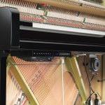 Imagen piano vertical YAMAHA modelo U1 con Sistema Silent y TransAcoustic, vista lateral del interior