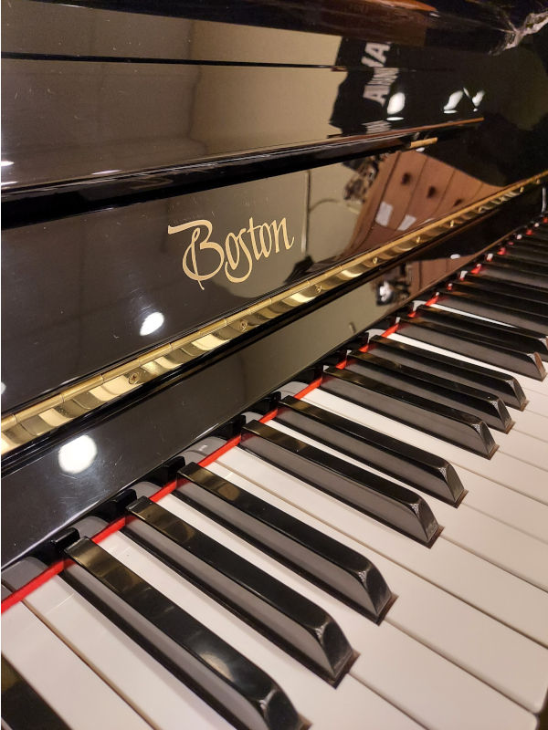 Piano vertical de ocasión Boston modelo 132 negro pulido