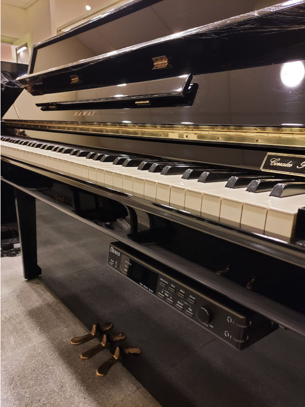 Piano vertical de ocasión Kawai modelo 115 negro pulido sistema silent