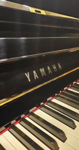 Detalle piano vertical ocasión Yamaha U1 acabado negro pulido
