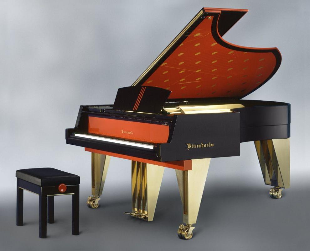 Imagen piano de cola BÖSENDORFER model diseño Hans Hollein con banqueta