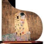 Imagen piano de cola BÖSENDORFER modelo especial Klimt con banqueta detalle pintura tapa