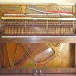 Piano vertical Steinway & Sons restaurat vista frontal interior