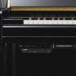 Imagen piano vertical YAMAHA model U1 con Sistema Silent y TransAcoustic, detalle frontal