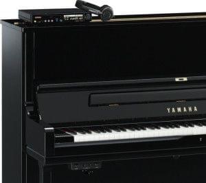 Detalle de un piano YAMAHA con el sistema Disklavier instalado
