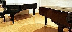 Imagen pianos en el almacén de la calle Grassot