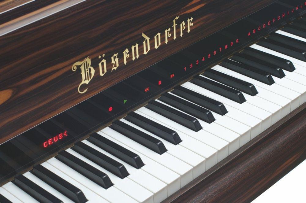 Imagen detalle display frontal integrado en la tapa del teclado del sistema CEUS instalado en un piano BÖSENDORFER